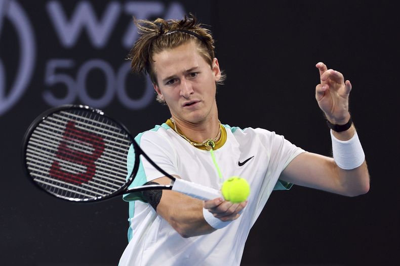 El tenista estadounidense Sebastian Korda juega contra el alemán Yannick Hanfmann durante el torneo internacional de Brisbane en Brisbane, Australia, el martes 2 de enero de 2024. (AP Foto/Tertius Pickard)