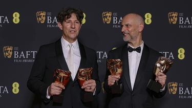 El director Jonathan Glazer, izquierda, y el productor James Wilson, ganadores del premio a mejor película británica y película en habla no inglesa por The Zone of Interest posan en la 77a entrega de los Premios de la Academia Británica de Cine (BAFTA) en Londres el domingo 18 de febrero de 2024. (Foto Vianney Le Caer/Invision/AP)