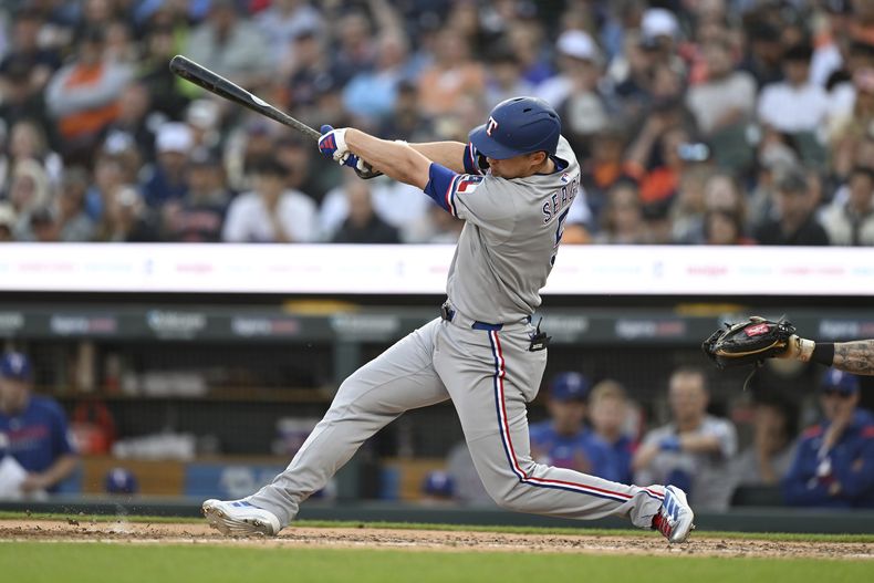 Corey Seager batea un doblete productor por los Rangers de Texas, en el jugo del sábado 10 de mayo de 2025, ante los Tigres de Detroit (AP Foto/Lon Horwedel)