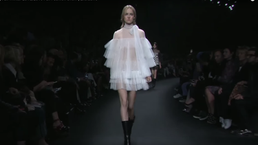 valentino sigue los pasos de chanel y se inspira en cuba