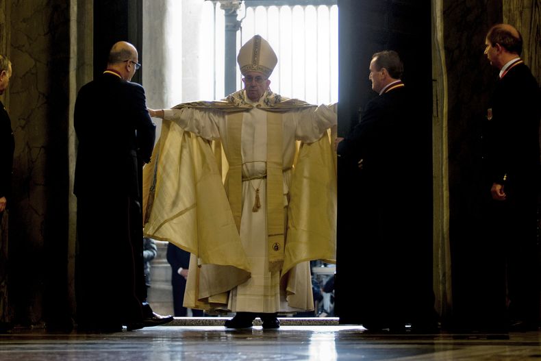 ARCHIVO - El papa Francisco abre la Puerta Santa de la Basílica de San Pedro en el Vaticano, el martes 8 de diciembre de 2015. (AP foto/Andrew Medichini, archivo)