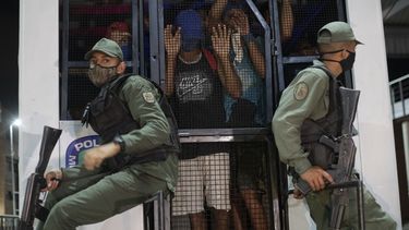 estallan las calles de venezuela ante la crisis de servicios y la falta de gasolina.