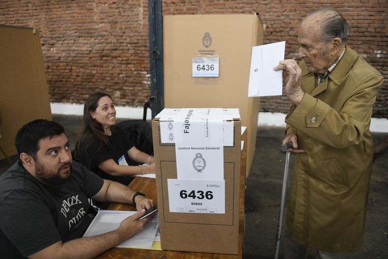 Un votante sostiene su boleta después de marcarla durante las elecciones generales en Buenos Aires, Argentina, el domingo 22 de octubre de 2023. (AP Foto/Gustavo Garello)