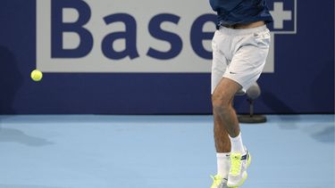 americateve | El argentino Juan Mart&iacute;n del Potro devuelve un env&iacute;o del suizo Henri Laaksonen en el torneo bajo techo de Basilea, Suiza, el 23 de octubre del 2013. Del Potro gan&oacute; en sets corridos. (AP Photo/Keystone,Georgios Kefalas)