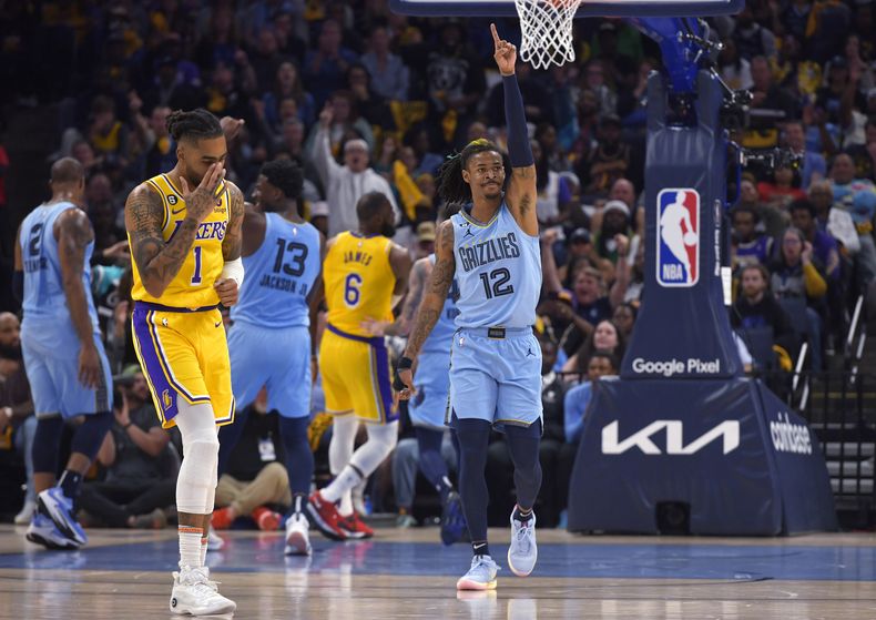 Ja Morant (12), de los Grizzlies de Memphis, reacciona durante la primera mitad del Juego 5 de la serie de primera ronda de playoffs del baloncesto de la NBA en contra de los Lakers de Los Ángeles, el miércoles 26 de abril de 2023, en Memphis, Tennessee. (AP Foto/Brandon Dill)
