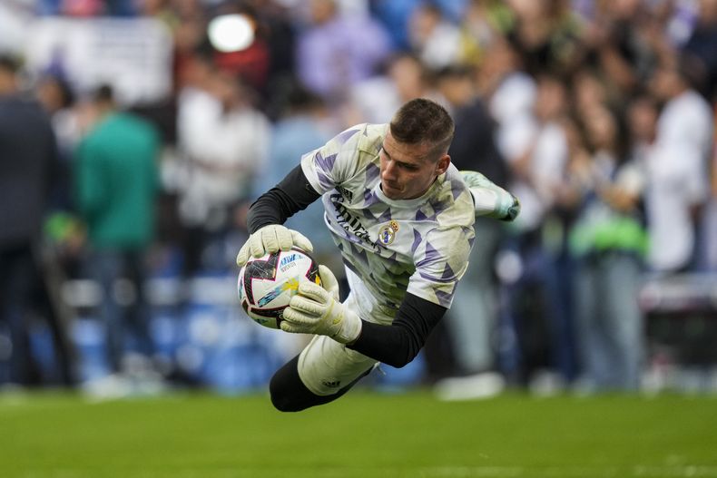 ARCHIV0 - Foto del 16 de octubre del 2022, el portero del Real Madrid Andriy Lunin calienta antes del encuentro del Real Madrid y el Barcelona. (AP Foto/Bernat Armangue, Archivo)
