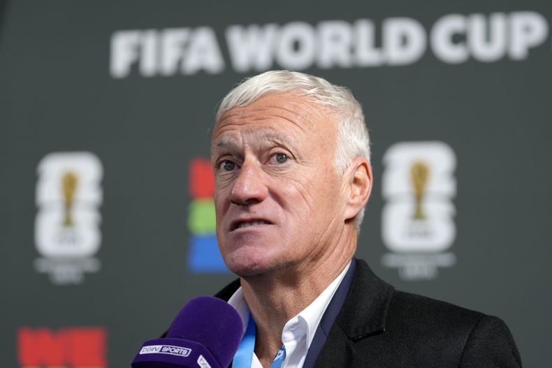 Didier Deschamps, seleccionador de Francia, habla con la prensa luego del sorteo para la eliminatoria mundialista de la UEFA en Zúrich, Suiza, el viernes 13 de diciembre de 2024 (AP Foto/Martin Meissner)