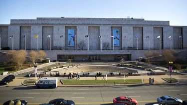 ARCHIVO - Visitantes en el Museo Smithsonian de Historia Estadounidense en el National Mall en Washington, el 3 de abril de 2019. (Foto AP/Pablo Martinez Monsivais, archivo)
