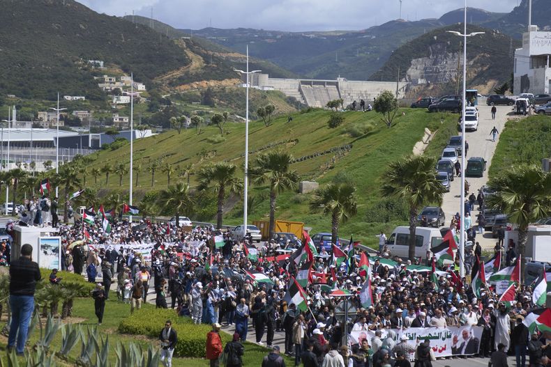 Marroquíes protestan por la llegada de un carguero de Maersk que lleva piezas de avión que sospechan se dirigen a Israel, a las afueras del puerto Tánger Med, el domingo 20 de abril de 2025. (AP Foto/Mosaab Elshamy)