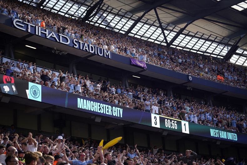 ARCHIVO - Foto del 19 de mayo del 2024 los aficionados del Manchester City celebran después de que Rodrigo anotó el tercer gol ante el West Ham. (AP Foto/Dave Thompson, Archivo)