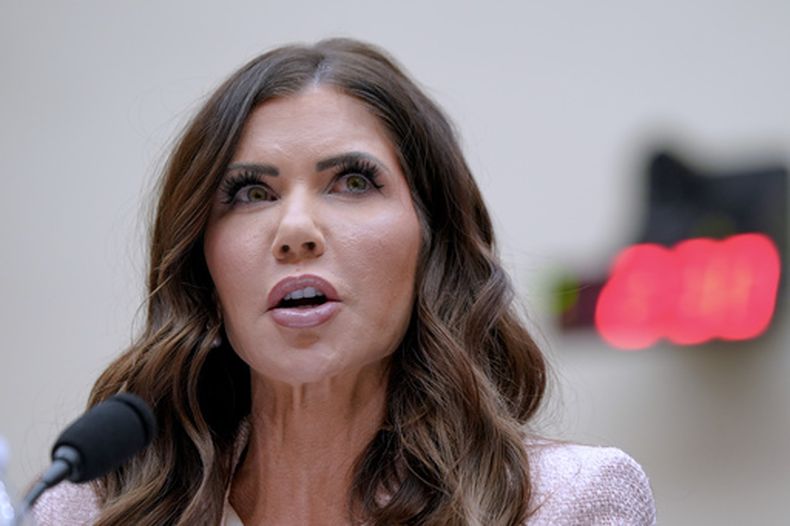 La secretaria de Seguridad Nacional, Kristi Noem, testifica durante una audiencia de supervisión del Departamento de Seguridad Nacional ante la Comisión Judicial de la Cámara de Representantes en el Capitolio, el miércoles 4 de marzo de 2026, en Washington. (Foto AP/Mariam Zuhaib)