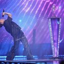 El cantante austriaco JJ compite en la final con la canción Wasted Love con la que se coronó en la 69na edición del concurso Eurovisión, en Basilea, Suiza, el sábado 17 de mayo de 2025. (AP Foto/Martin Meissner)