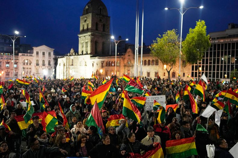 Manifestantes se congregan para exigir que los manifestantes antigubernamentales despejen las carreteras que conducen a la ciudad de La Paz, Bolivia, el martes 9 de junio de 2026. (Foto AP/Juan Karita)