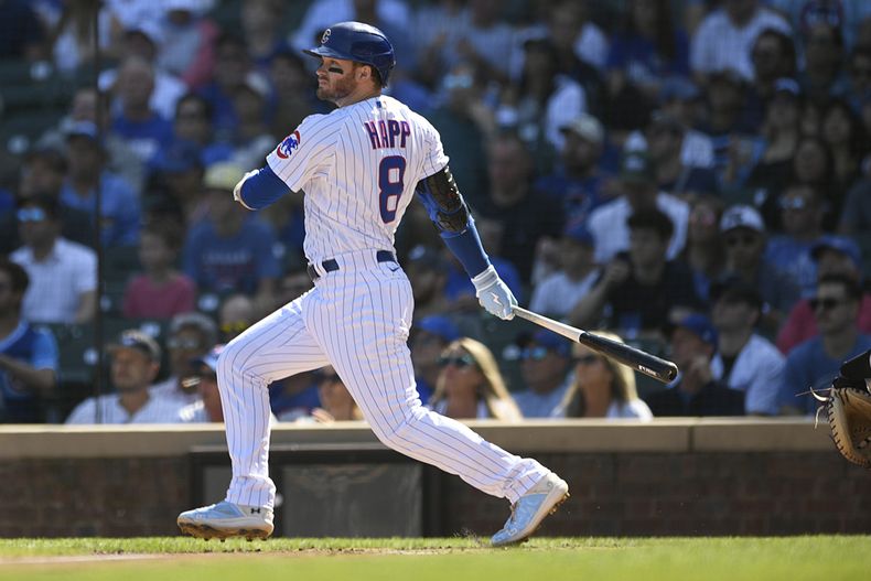 Ian Happ de los Cachorros de Chicago observa su doble remolcador en la primera entrada del encuentro ante los Rockies de Colorado el sábado 23 de septiembre del 2023. (AP Foto/Paul Beaty)