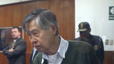 americateve | El encarcelado ex presidente de Per&uacute; Alberto Fujimori ingresa a un tribunal en Lima, Per&uacute;, el lunes 28 de octubre de 2013. Fujimori est&aacute; acusado de usar unos 43 millones de d&oacute;lares del dinero p&uacute;blico para comprar las l&i
