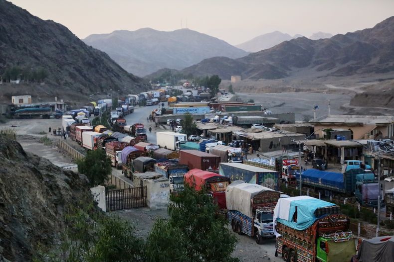 Varios camiones de carga que se dirigen a Pakistán estacionados en el lado afgano del cruce fronterizo Torkham, el cual sigue cerrado después de una serie de enfrentamientos, el martes 14 de octubre de 2025, en la provincia de Nangarhar, Afganistán. (AP Foto/Wahidullah Kakar)