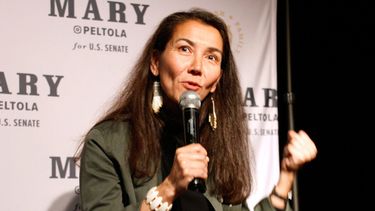 ARCHIVO - Mary Peltola, una demócrata que aspira a un escaño en el Senado de Estados Unidos por Alaska, se dirige a sus simpatizantes durante una reunión para seguir los resultados electorales el 18 de agosto de 2026, en Anchorage, Alaska. (Foto AP/Mark Thiessen, archivo)