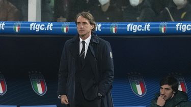 Mancini seguirá como técnico de Italia pese a fracaso