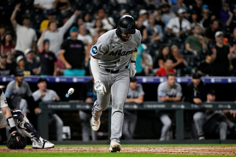 Joe Mack, de los Marlins de Miami, comienza a recorrer las bases tras conectar un jonrón en la séptima entrada de un partido de béisbol contra los Rockies de Colorado, el martes 30 de junio de 2026, en Denver. (Foto AP/Geneva Heffernan)