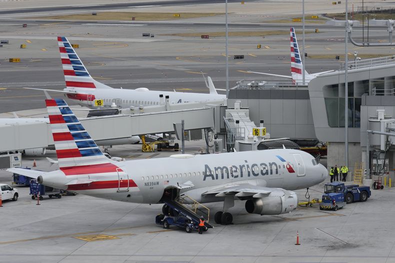 ARCHIVO - Aviones de American Airlines en la pista del Aeropuerto LaGuardia, Nueva York, 11 de enero de 2023. (AP Foto/Seth Wenig)