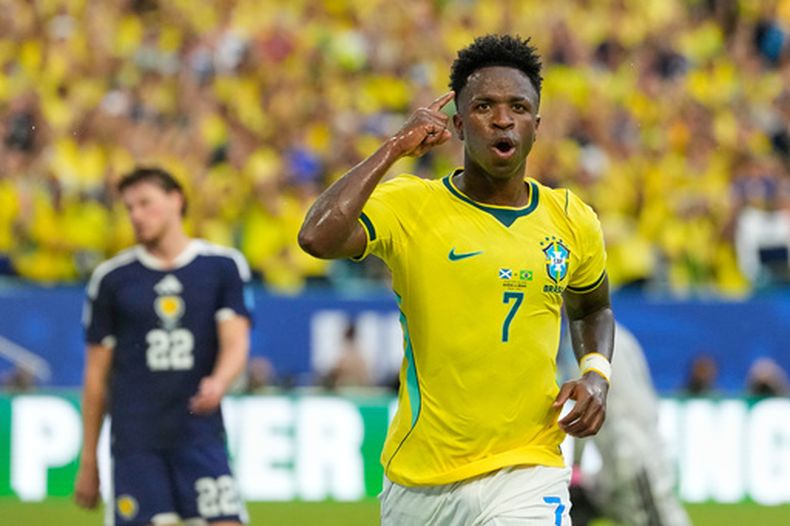 Vinicius Junior, de Brasil, celebra tras conseguir el segundo tanto en el duelo mundialista ante Escocia en Miami Gardens, Florida, el miércoles 24 de junio de 2026 (AP Foto/Rebecca Blackwell)