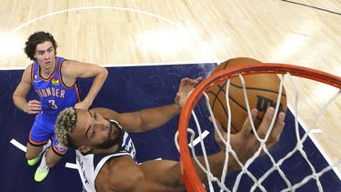 Gobert brilla en debut con Timberwolves, que ganan a Thunder