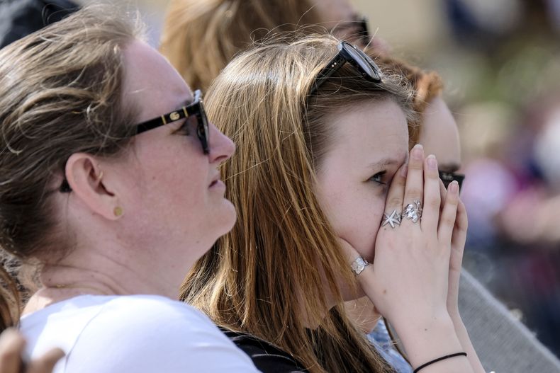 Fieles reaccionan a la noticia de la muerte del papa Francisco en la Plaza de San Pedro en el Vaticano, el lunes 21 de abril de 2025. (Mauro Scrobogna/LaPresse vía AP)