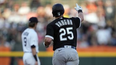 Andrew Vaughn, de los Medias Blancas de Chicago, recorre las bases luego de conectar un jonrón de dos carreras el viernes 26 de mayo de 2023, en el juego ante los Tigres de Detroit (AP foto/Carlos Osorio)