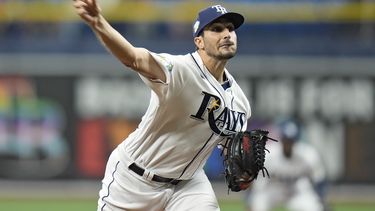 Zach Eflin, abridor de los Rays de Tampa Bay, hace un pitcheo a los Mellizos de Minnesota durante el encuentro del martes 6 de junio de 2023, ante los Mellizos de Minnesota (AP Foto/Chris OMeara)