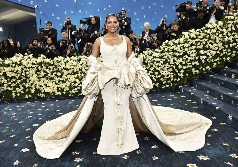 Audra McDonald asiste a la gala benéfica del Instituto del Vestido del Museo Metropolitano de Arte que celebra la inauguración de la exposición Superfine: Tailoring Black Style el lunes 5 de mayo de 2025, en Nueva York. (Foto Evan Agostini/Invision/AP)