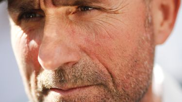 americateve | El franc&eacute;s Stephane Peterhansel escucha a una pregunta durante una rueda de prensa previo al arranque del Rally Dakar, el jueves 2 de enero de 2013 (AP Photo/Victor R. Caivano)