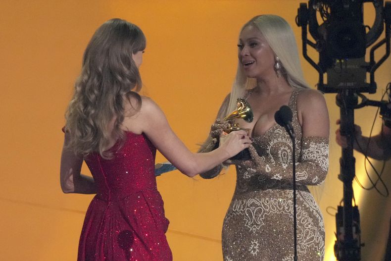 Taylor Swift, izquierda, entrega el premio al mejor álbum country a Beyoncé por COWBOY CARTER durante la 67ª entrega anual de los Grammy el domingo 2 de febrero de 2025 en Los Ángeles. (Foto AP/Chris Pizzello)