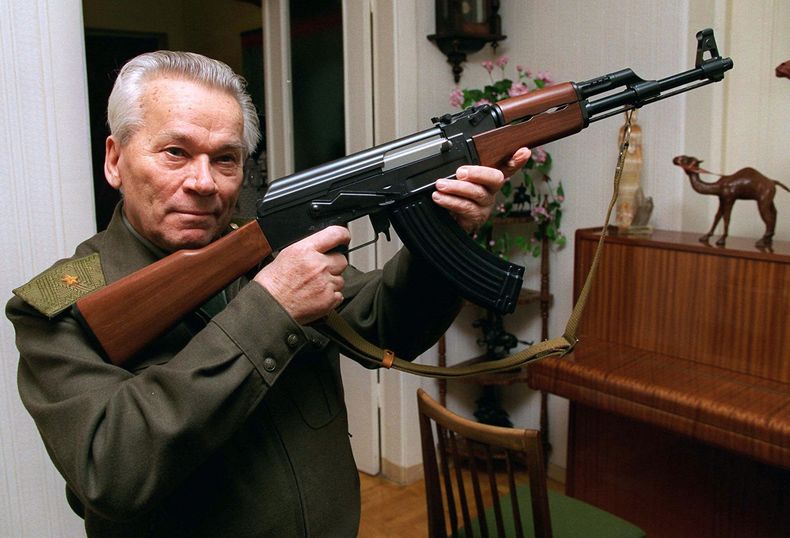 Imagen de archivo del 29 de octubre de 1997 que muestra a Mikhail Kalashnikov, militar sovi&eacute;tico y dise&ntilde;ador del fusil que lleva su nombre. El creador del arma m&aacute;s popular del mundo escribi&oacute; una carta en la que expresa su reord