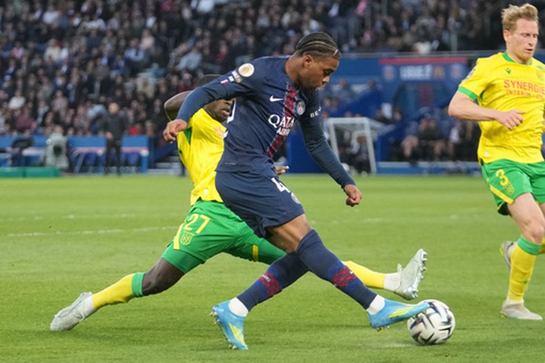 Ibrahim Mbaye (centro) del Paris Saint-Germain y Deiver Machado de Nantes pugnan por el balón en el partido de la liga francesa, el miércoles 22 de abril de 2026. (AP Foto/Michel Euler)