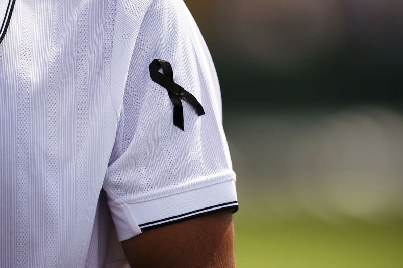 Francisco Cabral de Portugal, luciendo un lazo negro en memoria de su compatriota y futbolista Diogo Jota, en el quinto día del Campeonato de Wimbledon en Londres, el viernes 4 de julio de 2025. (Mike Egerton/PA vía AP)