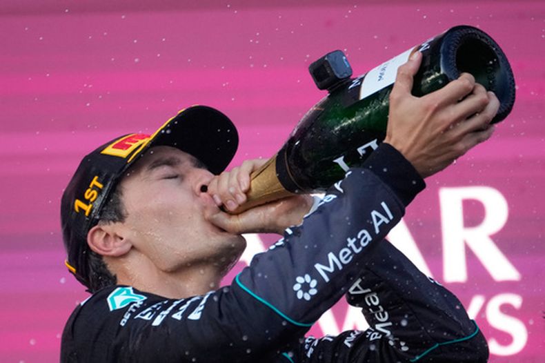 El piloto de Mercedes, George Russell, de Gran Bretaña, celebra tras ganar el Gran Premio de Azerbaiyán de Fórmula 1 en Bakú, Azerbaiyán, el 26 de septiembre de 2026. (Foto AP/Pavel Bednyakov)