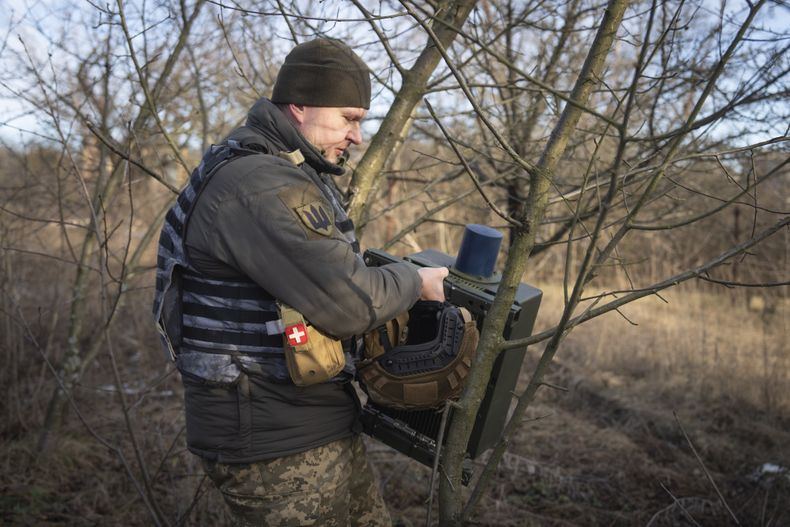 Un soldado ucraniano cerca de Bájmut, región de Donetsk, Ucrania, el 29 de enero de 2024. (Foto AP /Efrem Lukatsky)