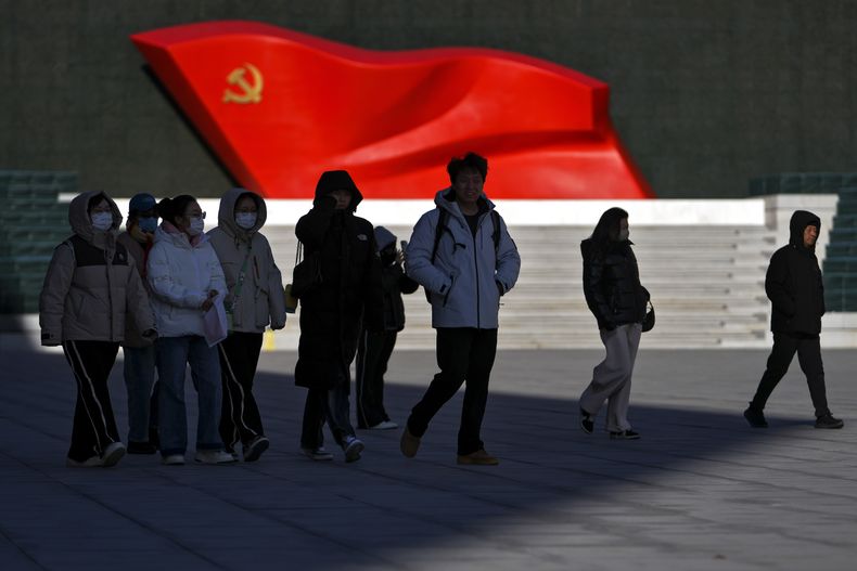 Un grupo de personas pasa por delante de una escultura de la bandera del Partido Comunista de China, en el Museo del Partido Comunista de China, en Beijing, el 14 de enero de 2025. (AP Foto/Andy Wong)