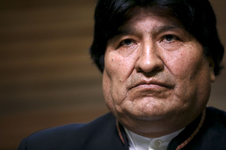 ARCHIVO - El expresidente de Bolivia, Evo Morales, da una conferencia de prensa sobre el rechazo a su plan de postularse para senador en Buenos Aires, Argentina, el 21 de febrero de 2020. (AP Foto/Natacha Pisarenko, archivo)