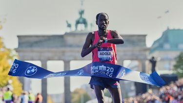 El corredor etíope Guye Adola cruza la línea de meta para ganar la Maratón de Berlín en Berlín, Alemania, el domingo 27 de septiembre de 2026. (AP Foto/Ebrahim Noroozi)