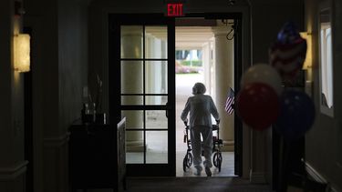 Una mujer usa una caminadora mientras sale de la residencia para ancianos Toby and Leon Cooperman Sinai Residences, el 4 de julio de 2025, en Boca Raton, Florida. (AP Foto/Rebecca Blackwell)