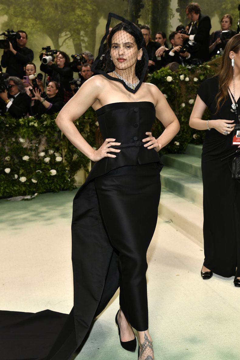 Rosalia llega a la gala benéfica del Instituto del Vestido del Museo Metropolitano de Arte para celebrar la inauguración de la exposición Sleeping Beauties: Reawakening Fashion el lunes 6 de mayo de 2024, en Nueva York. (Foto Evan Agostini/Invision/AP)