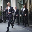 El príncipe Enrique abandona el Tribunal Superior después de declarar en Londres, el miércoles 7 de junio de 2023. El príncipe Enrique alega que los periodistas del Daily Mirror y sus periódicos hermanos utilizaron técnicas ilegales a escala industrial para obtener primicias. La empresa editorial Mirror Group Newspapers impugna las afirmaciones. (Foto AP/Kin Cheung)