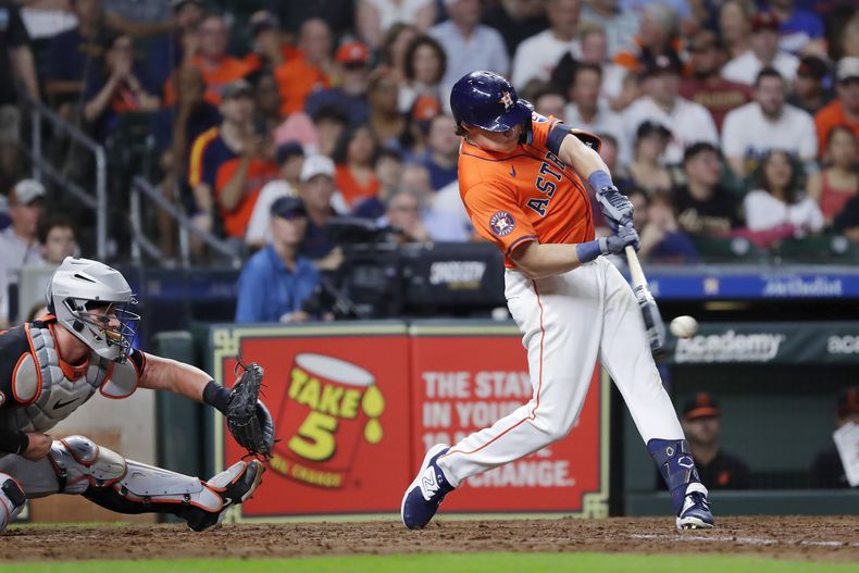 Jake Meyers, derecha, de los Astros de Houston, conecta un cuadrangular de tres carreras durante la quinta entrada del juego de béisbol en contra de los Orioles de Baltimore, el viernes 21 de junio de 2024, en Houston. (AP Foto/Michael Wyke)