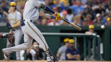 Brice Turang, de los Cerveceros de Milwaukee, batea un sencillo de dos carreras en el duelo del martes 1 de agosto de 2023, ante los Nacionales de Washington (AP Foto/Alex Brandon)