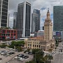 Vista del terreno propuesto para la biblioteca del presidente Donald Trump, adyacente a la histórica Torre Libertad, en el centro de Miami, el 8 de agosto de 2025. (AP Foto/Daniel Kozin)