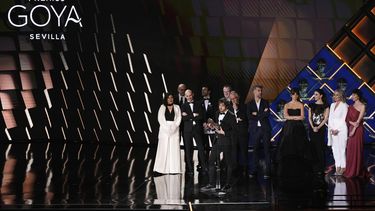 En esta imagen de archivo, el productor Eduardo Villanueva (centro) recibe el goya a la mejor película por As Bestas durante la 37ma edición de los Premios Goya, en Sevilla, el 12 de febrero de 2023. (AP Foto/Jose Breton, archivo)
