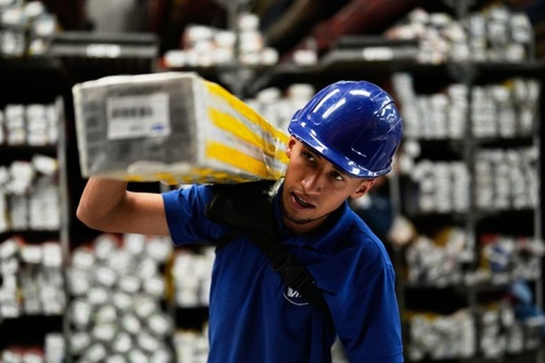 Un empleado de Vitral, empresa importadora de aluminio de Ecuador, transporta materiales en su almacén en Bogotá, Colombia, el jueves 5 de marzo de 2026. (Foto AP/Fernando Vergara)