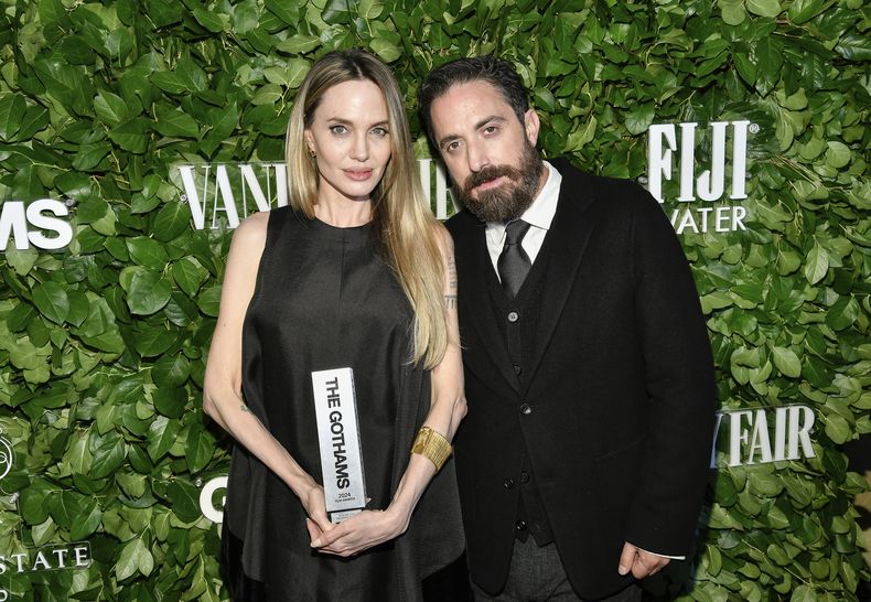 La actriz Angelina Jolie, izquierda, posa con un premio honorario por su papel en María del cineasta Pablo Larraín, derecha, durante los Premios Gotham en Cipriani Wall Street el lunes 2 de diciembre de 2024 en Nueva York. (Foto Evan Agostini/Invision/AP)
