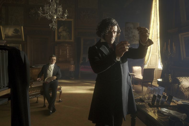 Esta imagen publicada por Netflix muestra a Christoph Waltz, a la izquierda, y a Oscar Isaac en una escena de Frankenstein. (Netflix via AP)